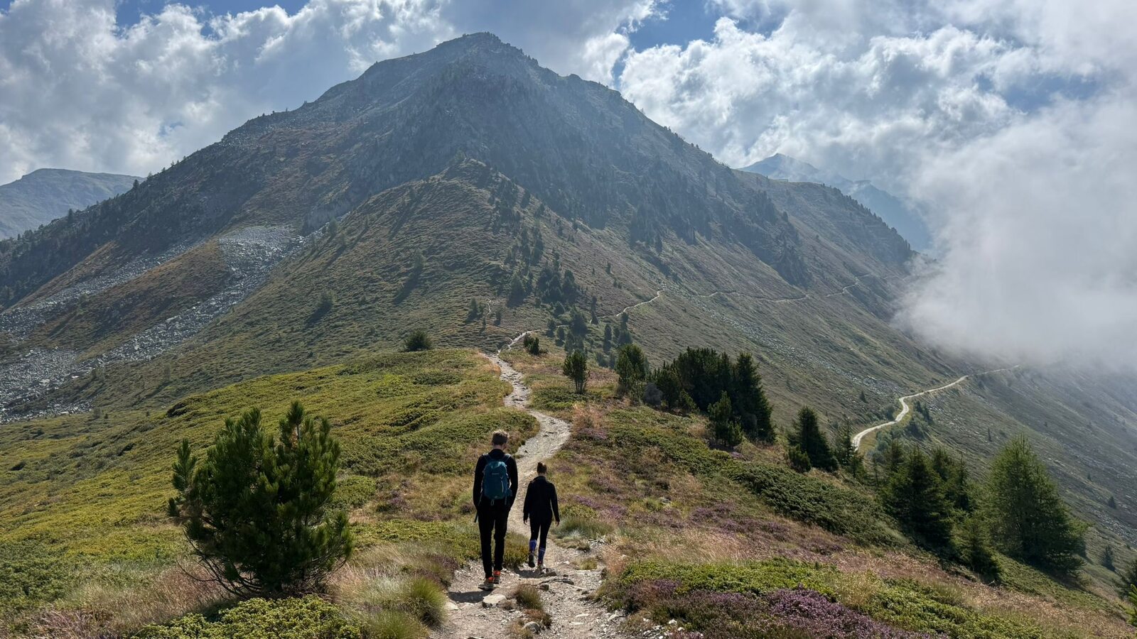 Wandern auf dem Bergrücken bei Verbier im Sommer