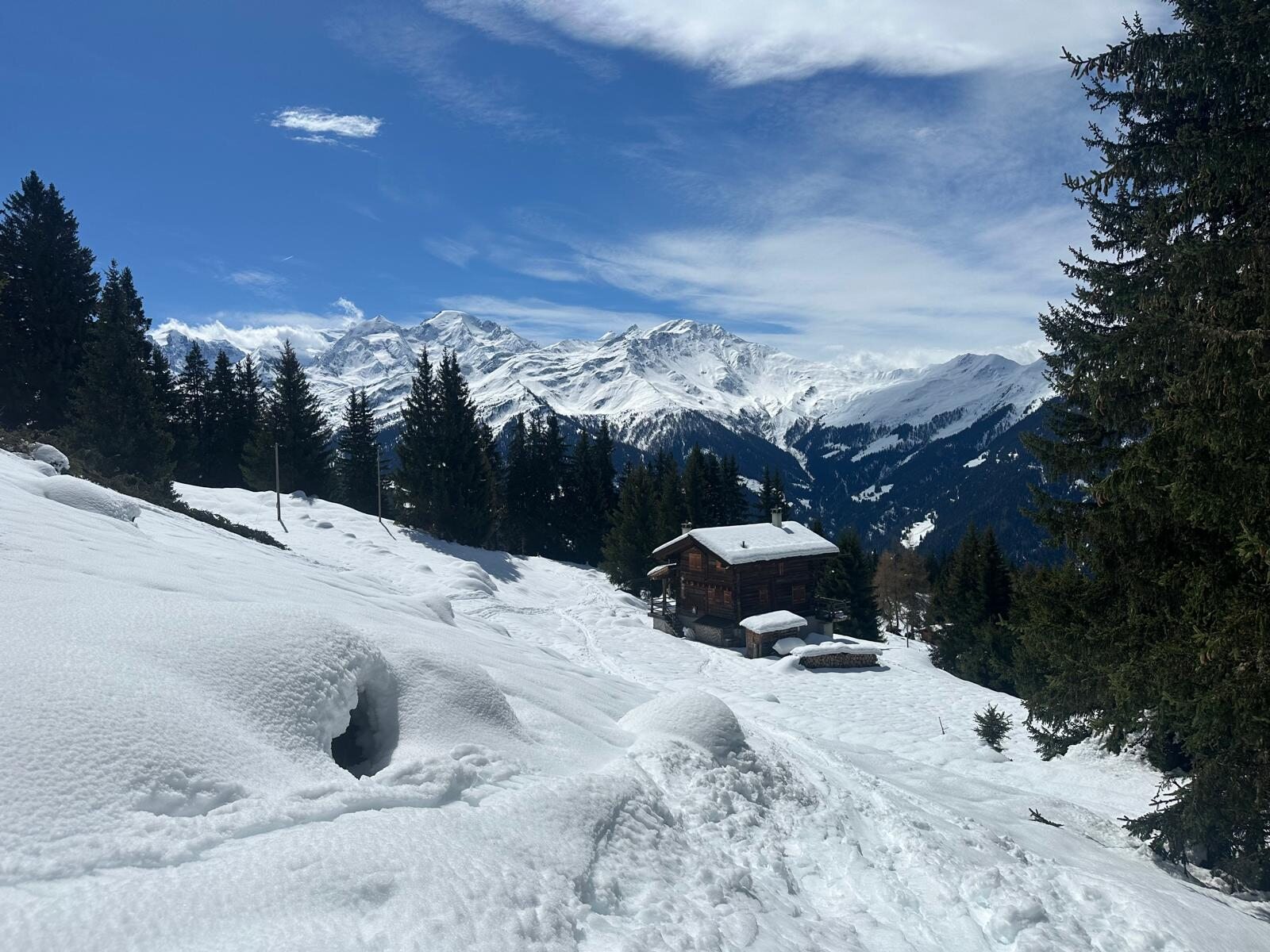 Verschneites Chalet mit Bergpanorama, Verbier Winter