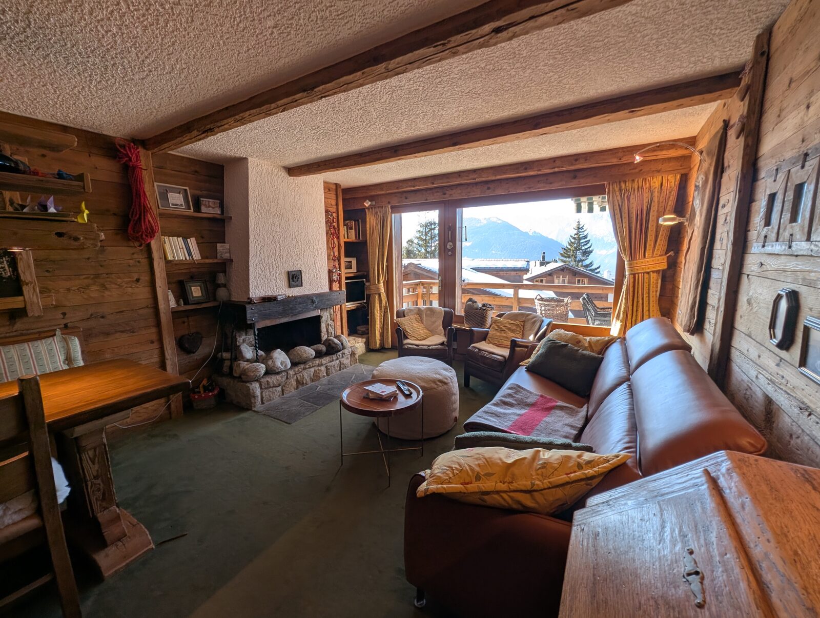 Wohnzimmer mit Kamin, Bergwohnung Verbier