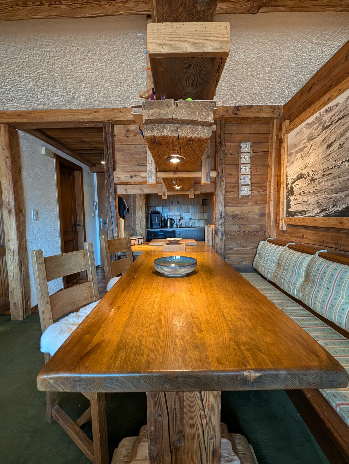 Esstisch im Wohnbereich, Bergwohnung Verbier