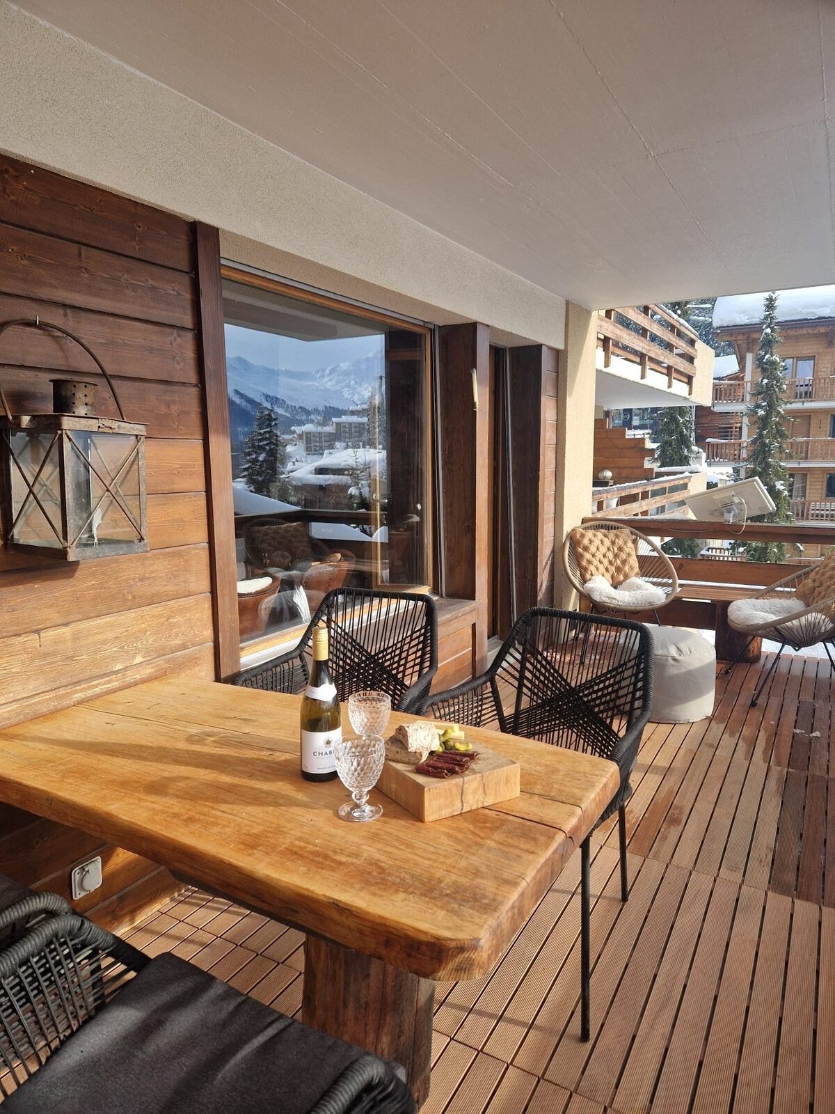 Balkon mit Tisch und Bergblick, Bergwohnung Verbier
