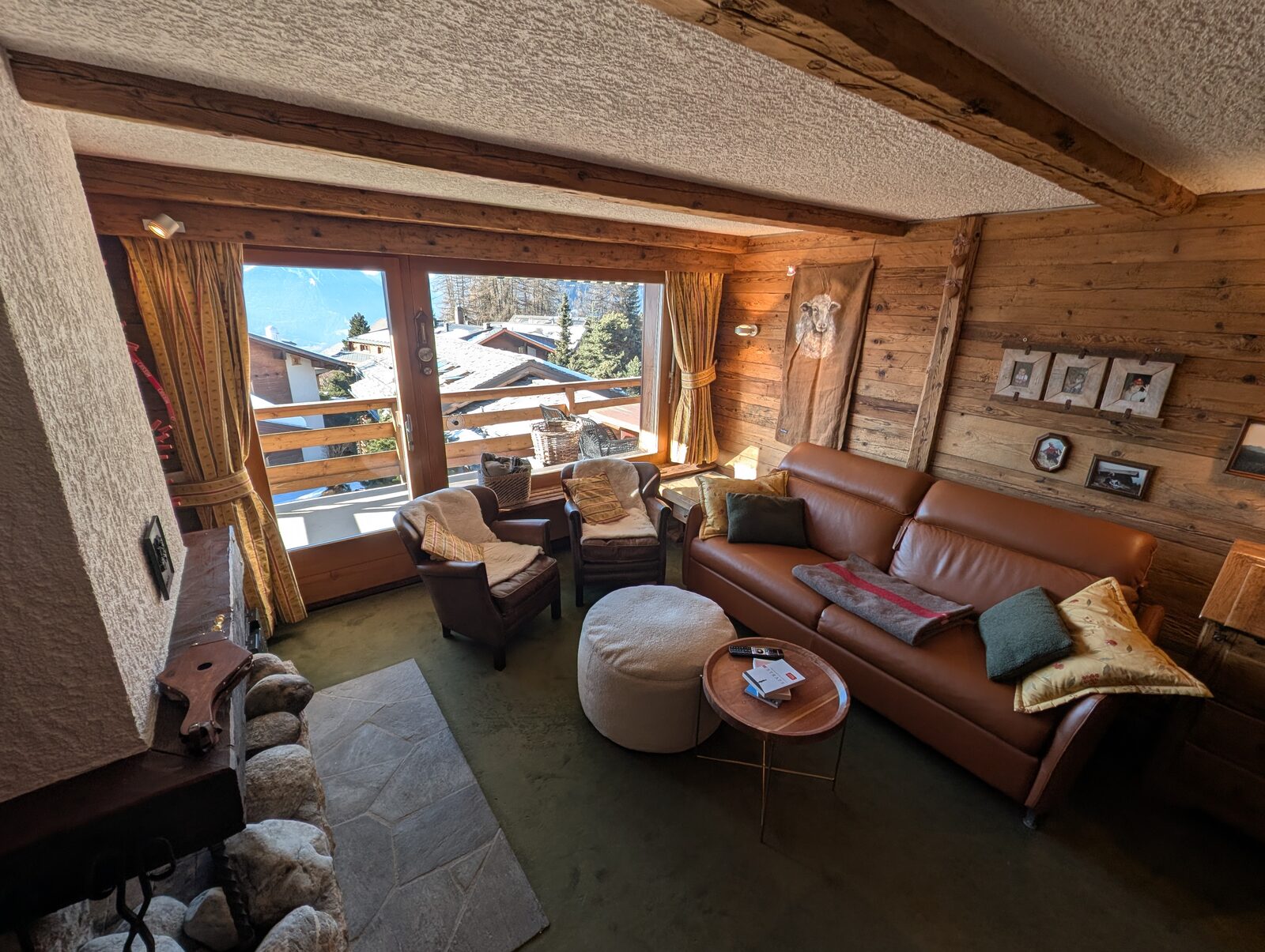 Gemütlicher Wohnbereich mit Sofa, Bergwohnung Verbier