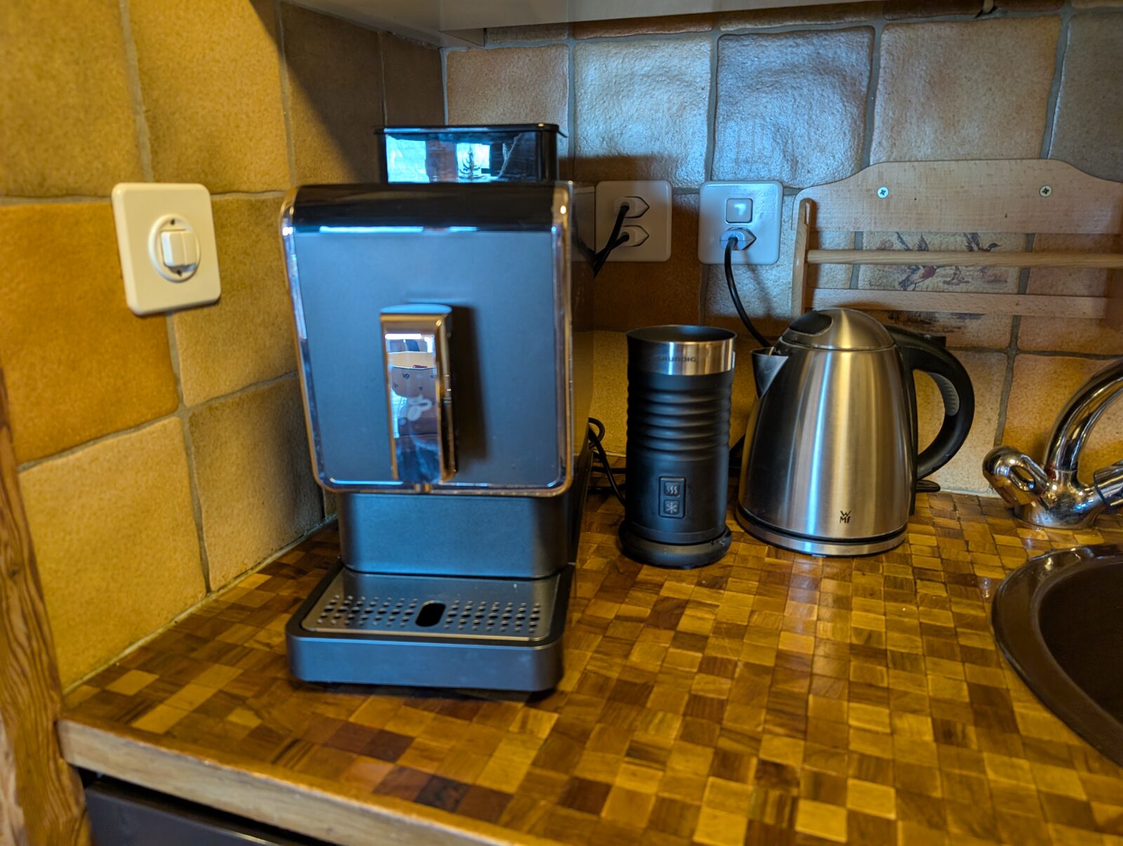 Kaffeemaschine in der Küche, Bergwohnung Verbier