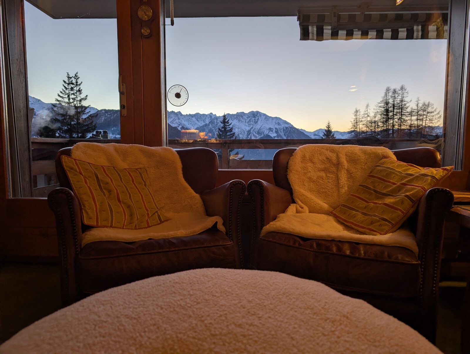 Loungebereich am Abend mit Bergblick, Bergwohnung Verbier