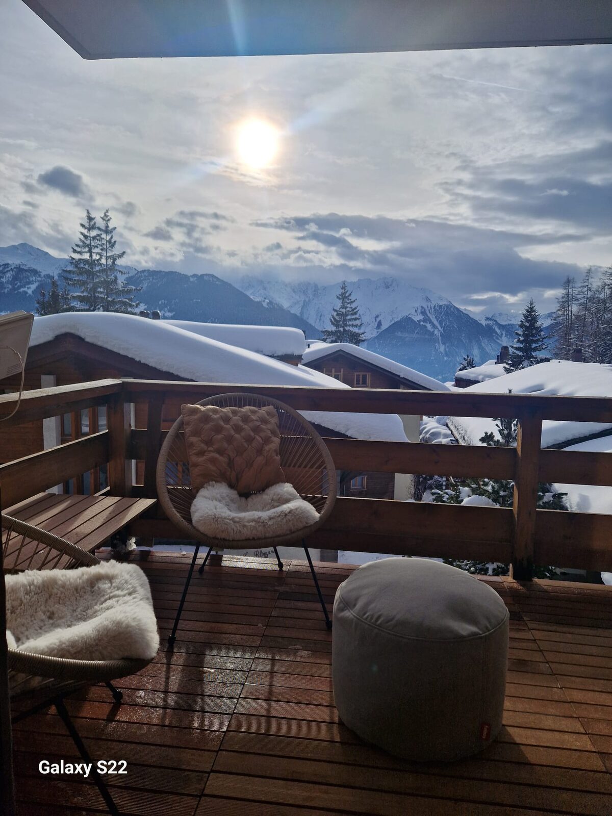 Balkon mit Loungesesseln, Bergwohnung Verbier